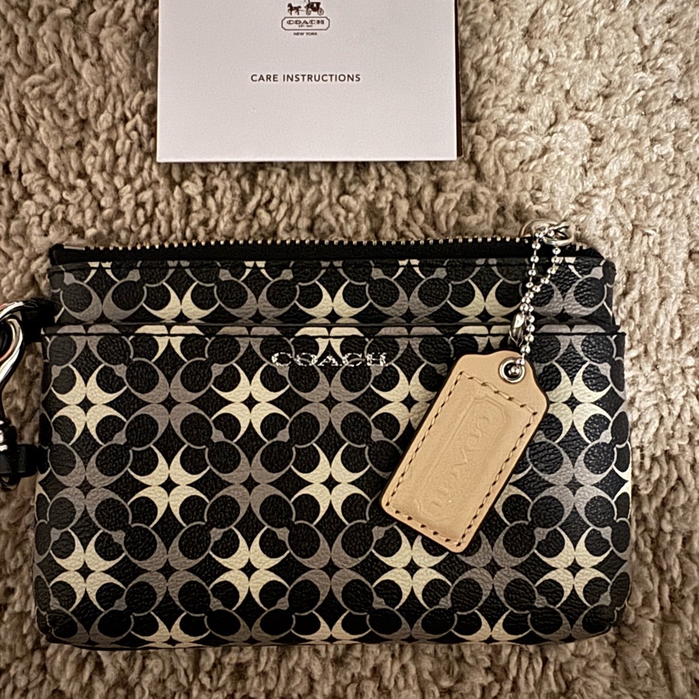 🖤 COACH 🩶 Black, Gray, and Cream Geometric Wristlet